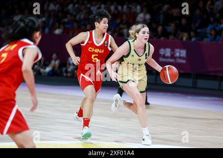 Shenzhen, province chinoise du Guangdong. 30 juin 2024. L'australienne Saffron Shiels (R) participe au match final entre la Chine et l'Australie à la Coupe d'Asie féminine FIBA U18 2024 à Shenzhen, dans la province du Guangdong, au sud de la Chine, le 30 juin 2024. Crédit : Peng Zhigang/Xinhua/Alamy Live News Banque D'Images