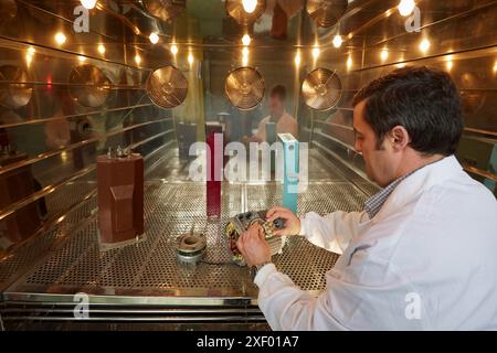 Testez le climat à hautes et basses températures. Chambre climatique. Test de vieillissement artificiel. Laboratoire d'essais environnementaux. Certification des équipementiers électriques Banque D'Images