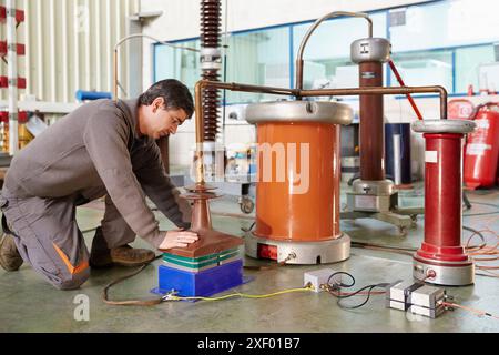 Test de choc. Suralimentation de l'équipement avec éclateur. Laboratoire électrique haute tension. Certification des équipements électriques. Services technologiques à Industr Banque D'Images