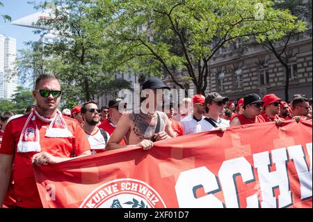 29.06.2024, Berlin, Deutschland, Europa - Fussballfans der Schweizer Fussballnationalmannschaft auf einem Fan-Marsch durch die Berliner City West entlang der Kantstrasse in Charlottenburg, vor dem Achtelfinal-Spiel gegen Italien waehrend der Fussball-EM UEFA EURO 2024. *** 29 06 2024, Berlin, Allemagne, Europe les fans de football de l'équipe nationale suisse de football défilent à travers Berlin City West le long de la Kantstrasse à Charlottenburg, avant la manche du 16e match contre l'Italie lors du Championnat d'Europe de football UEFA EURO 2024 Banque D'Images