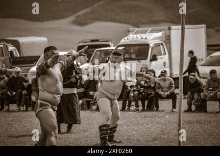 Les lutteurs se préparent à leur combat pendant le festival Naadam Banque D'Images