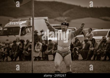 Les lutteurs se préparent à leur combat pendant le festival Naadam Banque D'Images