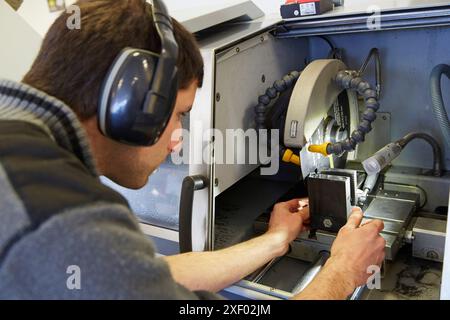 Outil de coupe. Atelier mécanique de préparation d'échantillons embarqués. Caractérisation, test et analyse des matériaux et composants. Services technologiques à Banque D'Images