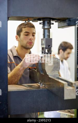 Essai de traction et flexion. Échantillon de fibre de carbone. Laboratoire d'essais mécaniques. Services technologiques à l'industrie. TECNALIA recherche & innovation, dono Banque D'Images