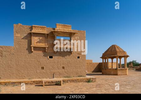 Ruines, maisons abandonnées du village de Kuldhara à Jaisalmer, Rajasthan, Inde. On dit que ce village est maudit et donc aucun humain ne pourrait vivre ici. Banque D'Images