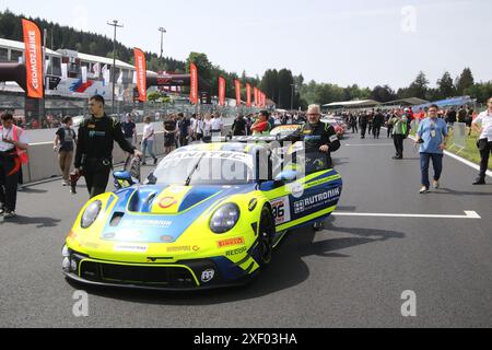 Patric NIEDERHAUSER (CHE) / Sven MUELLER (DEU) / Julien ANDLAUER (FRA), #96, Porsche 911 GT3 R (992), Team : Rutronik Racing (DEU), In der Startaufstellung Motorsport, CrowdStrike 24H of Spa, Belgien, Spa-Francorchamps, 29.06.2024 Foto : Eibner-Pressefoto/Juergen Augst Banque D'Images