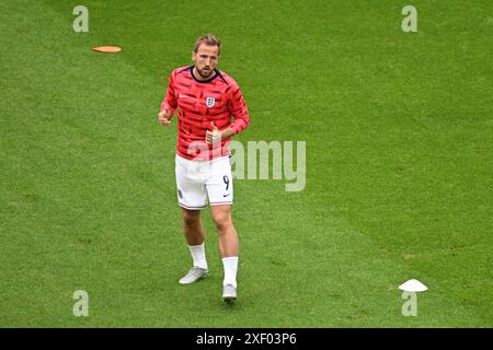 Gelsenkirchen, Allemagne. 30 juin 2024. Football, UEFA Euro 2024, Championnat d'Europe, Angleterre - Slovaquie, finale, manche 16, Arena AufSchalke, Harry Kane anglais se réchauffe. Crédit : Fabian Strauch/dpa/Alamy Live News Banque D'Images