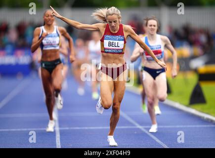 Georgia Bell (au centre) remporte la finale du 1500 m féminin lors de la deuxième journée des essais olympiques et des championnats britanniques d'athlétisme au Manchester Regional Arena. Date de la photo : dimanche 30 juin 2024. Banque D'Images