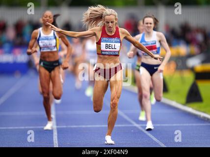 Georgia Bell (au centre) remporte la finale du 1500 m féminin lors de la deuxième journée des essais olympiques et des championnats britanniques d'athlétisme au Manchester Regional Arena. Date de la photo : dimanche 30 juin 2024. Banque D'Images