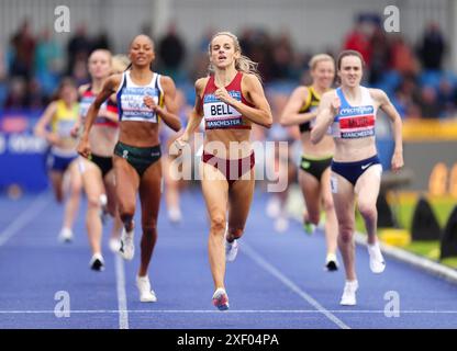 Georgia Bell (au centre) remporte la finale du 1500 m féminin lors de la deuxième journée des essais olympiques et des championnats britanniques d'athlétisme au Manchester Regional Arena. Date de la photo : dimanche 30 juin 2024. Banque D'Images