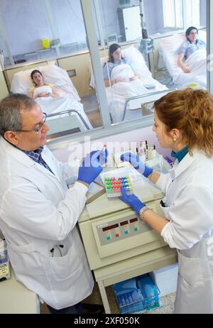 Essai clinique de phase expérimentale, traitement d'échantillons biologiques, unité d'essais cliniques, essai en phase 1, la première administration de médicament chez l'homme Banque D'Images