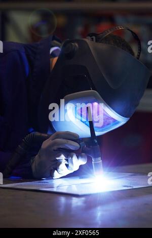 Chercheur avec des équipements de soudage TIG, réalisant des joints par arc électrique, industrie, Tecnalia recherche & innovation, technologie et Centre de recherche, Mira Banque D'Images