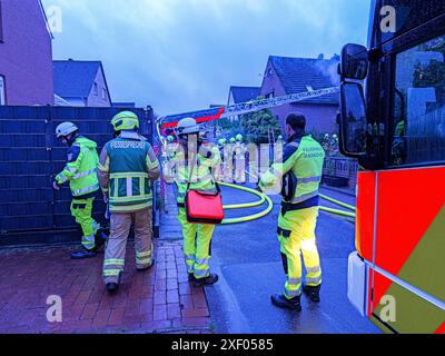 Dachstuhlbrand nach Blitzeinschlag Die Feuerwehr musste in den frühen Morgenstunden zu einem Dachstuhlbrand nach Blitzeinschlag in der Bahnriehe im Stadtteil Hannover-Sahlkamp ausrücken. Drei Personen wurden leicht verletzt. *** Incendie d'une ferme de toit après un coup de foudre dans les premières heures de la matinée, les pompiers ont dû répondre à un incendie d'une ferme de toit après un coup de foudre dans le quartier Bahnriehe de Hanover Sahlkamp trois personnes ont été légèrement blessées Copyright : xBerndxGüntherx Banque D'Images