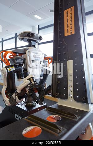 Robot humanoïde HIRO pour les tâches d'assemblage automobile en collaboration avec People Industry, Tecnalia Research & innovation, Technology et Resear Banque D'Images