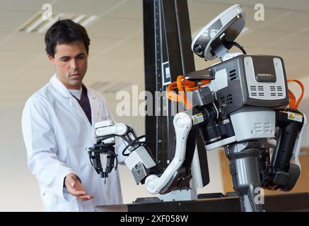 Robot humanoïde HIRO pour les tâches d'assemblage automobile en collaboration avec People Industry, Tecnalia Research & innovation, Technology et Resear Banque D'Images