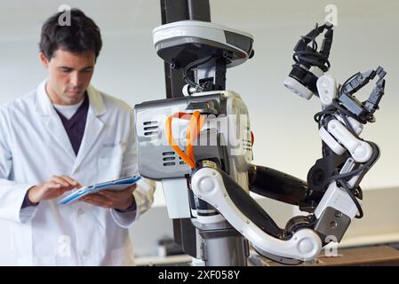 Robot humanoïde HIRO pour les tâches d'assemblage automobile en collaboration avec People Industry, Tecnalia Research & innovation, Technology et Resear Banque D'Images
