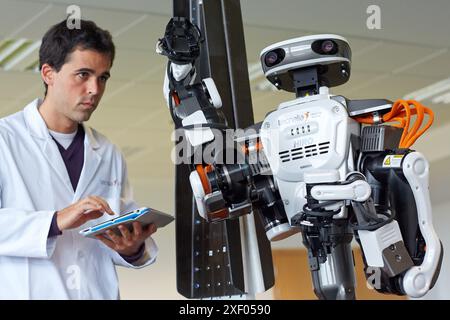 Robot humanoïde HIRO pour les tâches d'assemblage automobile en collaboration avec People Industry, Tecnalia Research & innovation, Technology et Resear Banque D'Images