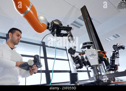 Robot HIRO, robot humanoïde pour les tâches d'assemblage automobile en collaboration avec People and et robot LWR, utilisant la téléopération haptique avec force Feeder bac Banque D'Images