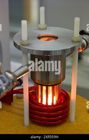 EQUIPEMENT de lévitation sous vide assisté par un four à induction, l'équipement de lévitation sous vide 100-1000g comprend un creuset, une bobine et un moule manufac Banque D'Images