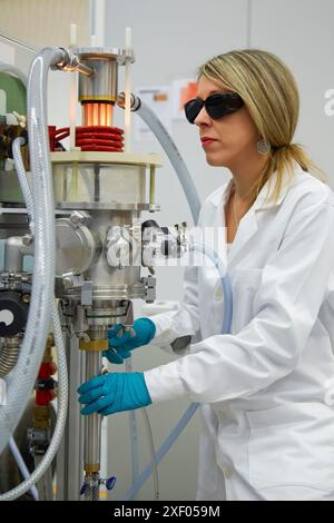 EQUIPEMENT de lévitation sous vide assisté par un four à induction, l'équipement de lévitation sous vide 100-1000g comprend un creuset, une bobine et un moule manufac Banque D'Images