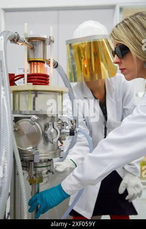 EQUIPEMENT de lévitation sous vide assisté par un four à induction, l'équipement de lévitation sous vide 100-1000g comprend un creuset, une bobine et un moule manufac Banque D'Images