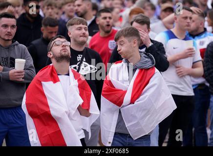 Les supporters anglais au Millennium Square à Leeds lors d'une projection de l'UEFA Euro 2024, manche du 16, entre l'Angleterre et la Slovaquie. Date de la photo : dimanche 30 juin 2024. Banque D'Images