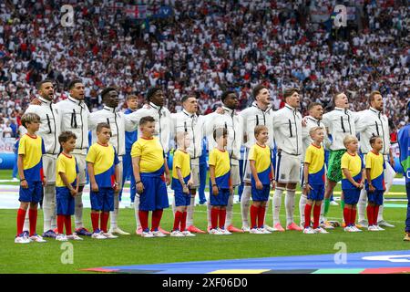 Gelsenkirchen, Allemagne. 30 juin 2024. L'attaquant anglais Harry Kane dirige son équipe en chantant l'hymne national lors du match Angleterre vs Slovaquie, UEFA Euro 2024 Round of 16 à l'Arena AufSchalke, Gelsenkirchen, Allemagne, le 30 juin 2024 Credit : Every second Media/Alamy Live News Banque D'Images