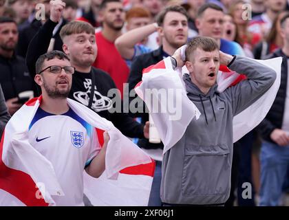 Les supporters anglais au Millennium Square à Leeds lors d'une projection de l'UEFA Euro 2024, manche du 16, entre l'Angleterre et la Slovaquie. Date de la photo : dimanche 30 juin 2024. Banque D'Images