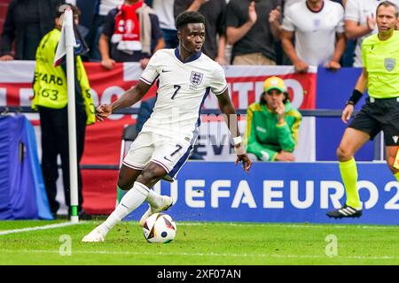 GELSENKIRCHEN, ALLEMAGNE - JUIN 30 : L'Anglais Bukayo Saka court avec le ballon avant l'UEFA Euro 2024, Round of 16 match entre l'Angleterre et la Slovaquie à Gelsenkirchen le 30 juin 2024 à Gelsenkirchen, Allemagne. (Photo par Andre Weening/Orange Pictures) crédit : Orange pics BV/Alamy Live News Banque D'Images