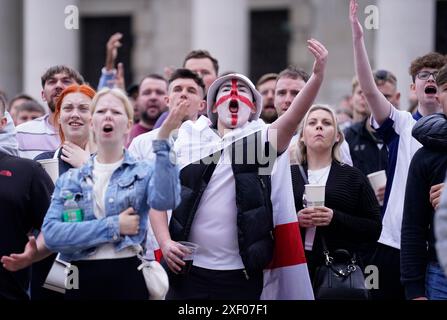 Les supporters anglais au Millennium Square à Leeds lors d'une projection de l'UEFA Euro 2024, manche du 16, entre l'Angleterre et la Slovaquie. Date de la photo : dimanche 30 juin 2024. Banque D'Images