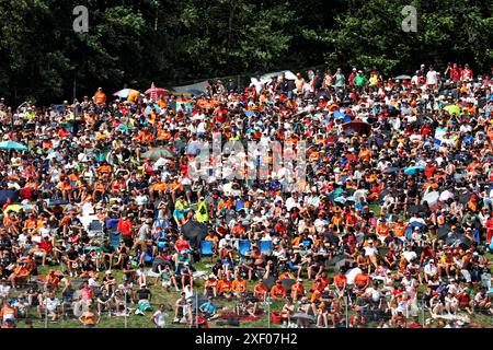 Spielberg, Autriche. 30 juin 2024. Atmosphère du circuit - ventilateurs en bord de piste. Championnat du monde de formule 1, Rd 11, Grand Prix d'Autriche, dimanche 30 juin 2024. Spielberg, Autriche. Crédit : James Moy/Alamy Live News Banque D'Images