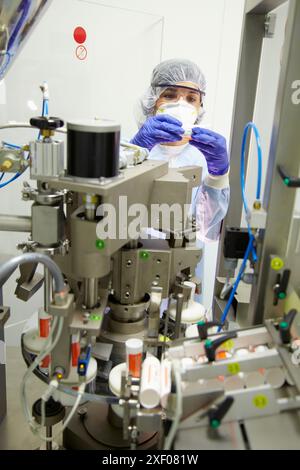 Suivi technique sous un procédé de distribution et fermeture d'un gel, salle blanche, usine pharmaceutique, usine de fabrication de médicaments, Centre de recherche, PHA Banque D'Images