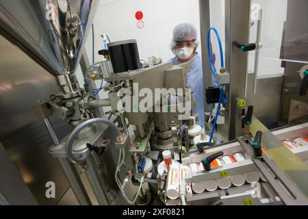 Suivi technique sous un procédé de distribution et fermeture d'un gel, salle blanche, usine pharmaceutique, usine de fabrication de médicaments, Centre de recherche, PHA Banque D'Images