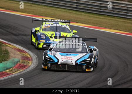 Alex BUNCOMBE ((GBR) / Chris BUNCOMBE (GBR) / Jann MARDENBOROUGH (GBR) / TBA (), #100, McLaren 720S GT3 EVO, Team : RJN (GBR), vor Patric NIEDERHAUSER (CHE) / Sven MUELLER (DEU) / Julien ANDLAUER (FRA), #96, Porsche 911 GT3 R (992), Team: Rutronik Racing (DEU), Motorsport, CrowdStrike 24H of Spa, Belgien, Spa-Francorchamps, 29.06.2024 Foto : Eibner-Pressefoto/Juergen Augst Banque D'Images