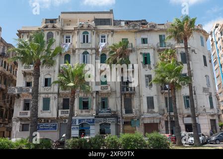 Alexandrie, Égypte. 26 juin 2024. Le temps a porté l'architecture traditionnelle du front de mer Méditerranée d'Alexandrie, Egypte. (Crédit image : © John Wreford/SOPA images via ZUMA Press Wire) USAGE ÉDITORIAL SEULEMENT! Non destiné à UN USAGE commercial ! Banque D'Images