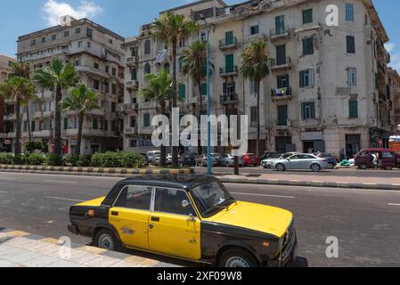 Alexandrie, Égypte. 26 juin 2024. Un taxi alexandrin noir et jaune stationné le long de la Corniche du front de mer Méditerranée, Alexandrie, Egypte. (Crédit image : © John Wreford/SOPA images via ZUMA Press Wire) USAGE ÉDITORIAL SEULEMENT! Non destiné à UN USAGE commercial ! Banque D'Images