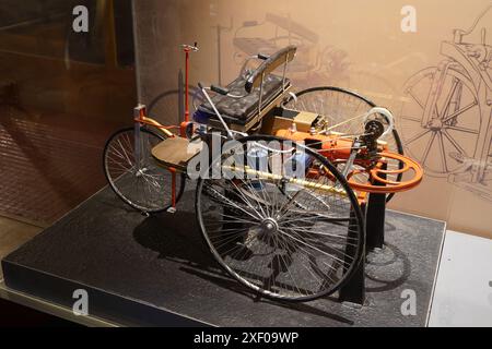 Modèle de la première Benz Patent-Motorwagen Nr. 1, voiture à moteur. Galerie des transports, Musée industriel et technologique de Birla. Kolkata, Bengale occidental, Inde. Banque D'Images