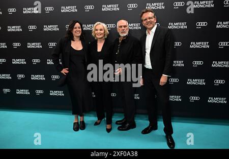 Munich, Allemagne. 30 juin 2024. La co-directrice artistique du festival Julia Weigl (gauche-droite), l’actrice Jessica Lange, Michael Cristofer, réalisateur et scénariste et Christoph Gröner, directeur du festival Filmfest München, viennent au Prix CineMerit au Deutsches Theater. Crédit : Felix Hörhager/dpa/Alamy Live News Banque D'Images