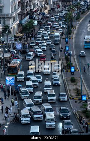 Alexandrie, Égypte. 26 juin 2024. Trafic animé avec beaucoup de mini-bus publics le long de la corniche de la mer Méditerranée d'Alexandrie, deuxième plus grande ville en Egypte. (Crédit image : © John Wreford/SOPA images via ZUMA Press Wire) USAGE ÉDITORIAL SEULEMENT! Non destiné à UN USAGE commercial ! Banque D'Images