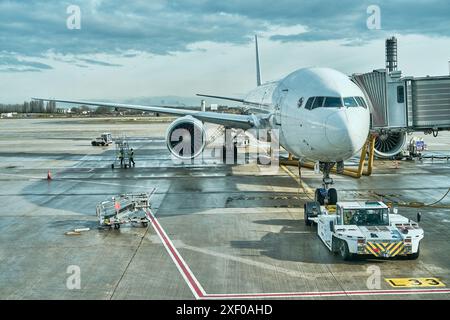 Air France Boeing 777-300ER terminal 2E, Aéroport Charles de Gaulle, Roissy, Paris, FR Banque D'Images