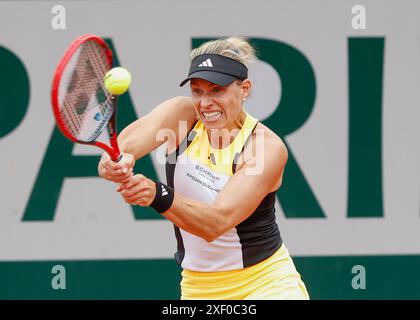 La joueuse de tennis allemande Angelique Kerber en action à l'Open de France 2024, Roland Garros, Paris, France. Banque D'Images