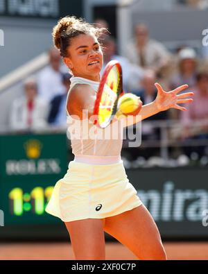 La joueuse de tennis italienne Jasmine Paolini en action à l'Open de France 2024, Roland Garros, Paris, France. Banque D'Images