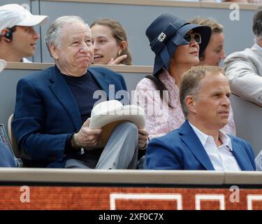 Jean Todt, président de la Fédération internationale de l'automobile et son épouse Michelle Yeoh lors de la finale masculine de l'Open de France 2024, Roland GA Banque D'Images