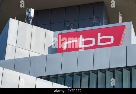 Berlin, Allemagne. 26 juin 2024. Le logo de la Rbb (Rundfunk Berlin Brandenburg) sur l'immeuble de Masurenallee. Crédit : Soeren Stache/dpa/Alamy Live News Banque D'Images
