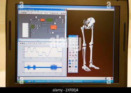 Biomécanique : des chercheurs développent un exosquelette destiné aux personnes souffrant de faiblesse musculaire des membres inférieurs. Fondation Fatronik, Researc Banque D'Images