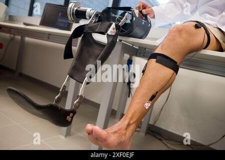 Biomécanique : des chercheurs développent un exosquelette destiné aux personnes souffrant de faiblesse musculaire des membres inférieurs. Fondation Fatronik, Researc Banque D'Images
