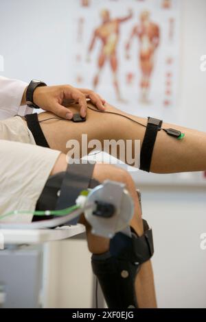 Biomécanique : des chercheurs développent un exosquelette destiné aux personnes souffrant de faiblesse musculaire des membres inférieurs. Fondation Fatronik, Researc Banque D'Images