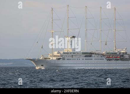 Korčula, Croatie. 30 juin 2024 : au lever du jour, le bateau de croisière à cinq mâts, l'un des plus grands voiliers du monde, navigue en mer Adriatique, approchant de l'île de Mljet. Le navire jumeau du CLUB MED 2, anciennement connu sous le nom DE CLUB MED 1, atteint la ville de Korcula, près de Dubrovnik, sur la côte dalmate. Windstar Cruises, l'énorme propriétaire de goélette staysail, a lancé une initiative pluriannuelle de plusieurs millions de dollars pour reconcevoir et rénover ses yachts de classe Wind : Wind Star, Wind Spirit & Wind Surf (navire amiral de la flotte), les travaux sur ce dernier en 2 phases fin 2024 & 2026. Crédit : Kevin Izorce/Alamy Live News Banque D'Images