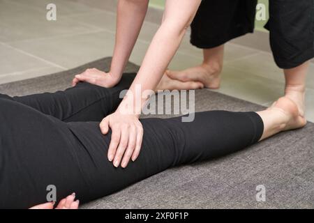 Massage thaïlandais. Deux femmes au salon de spa. Réflexologie thérapeutique saine. Jolie dame calme sport de relaxation. Technique énergétique du thérapeute. Médecine traditionnelle anti-stress Banque D'Images