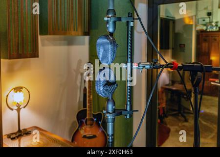 Microphone ruban Melodium dans le studio de son Banque D'Images